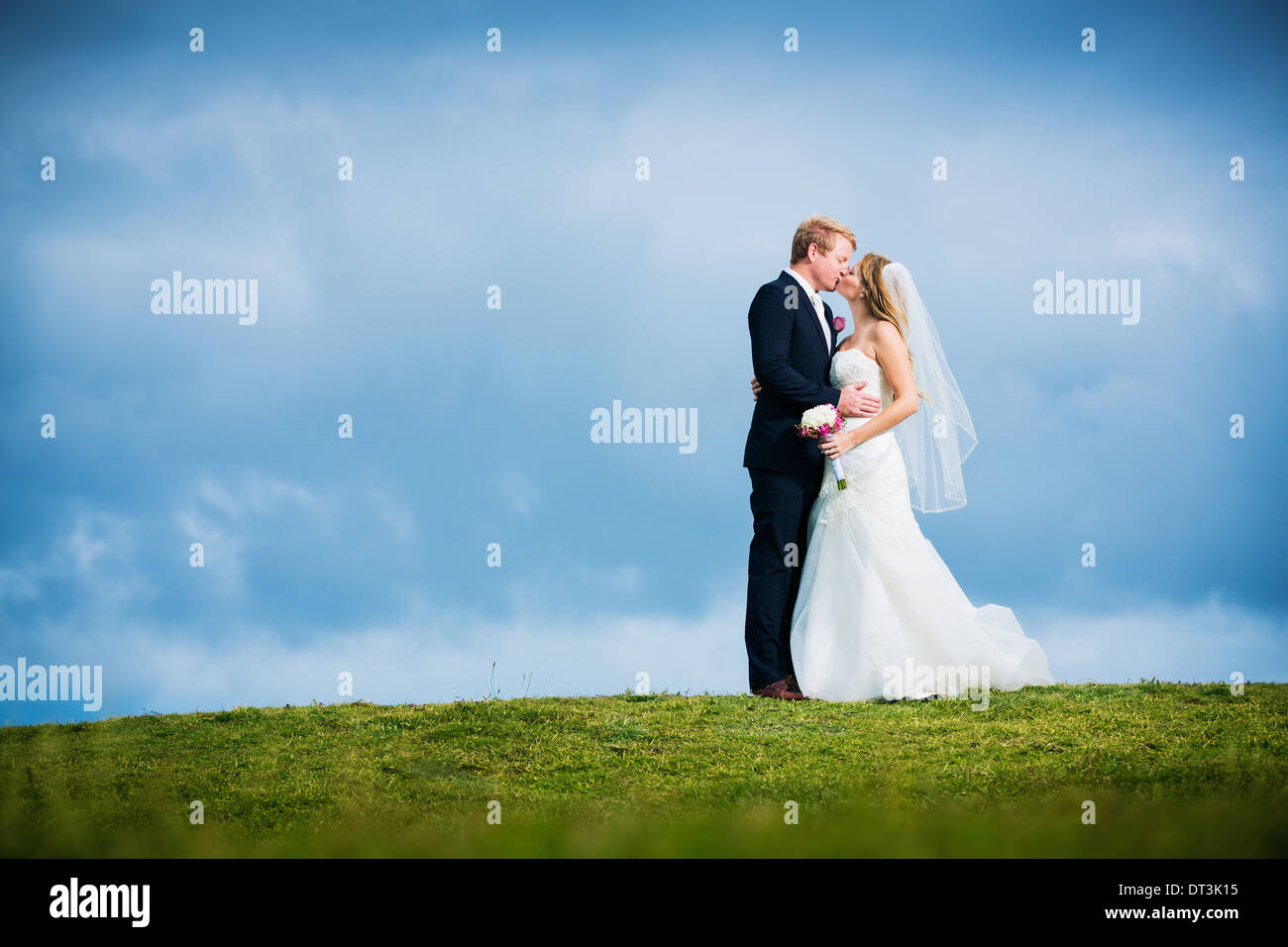 Wedding Couple, Bride and Groom Kissing Stock Photo - Alamy