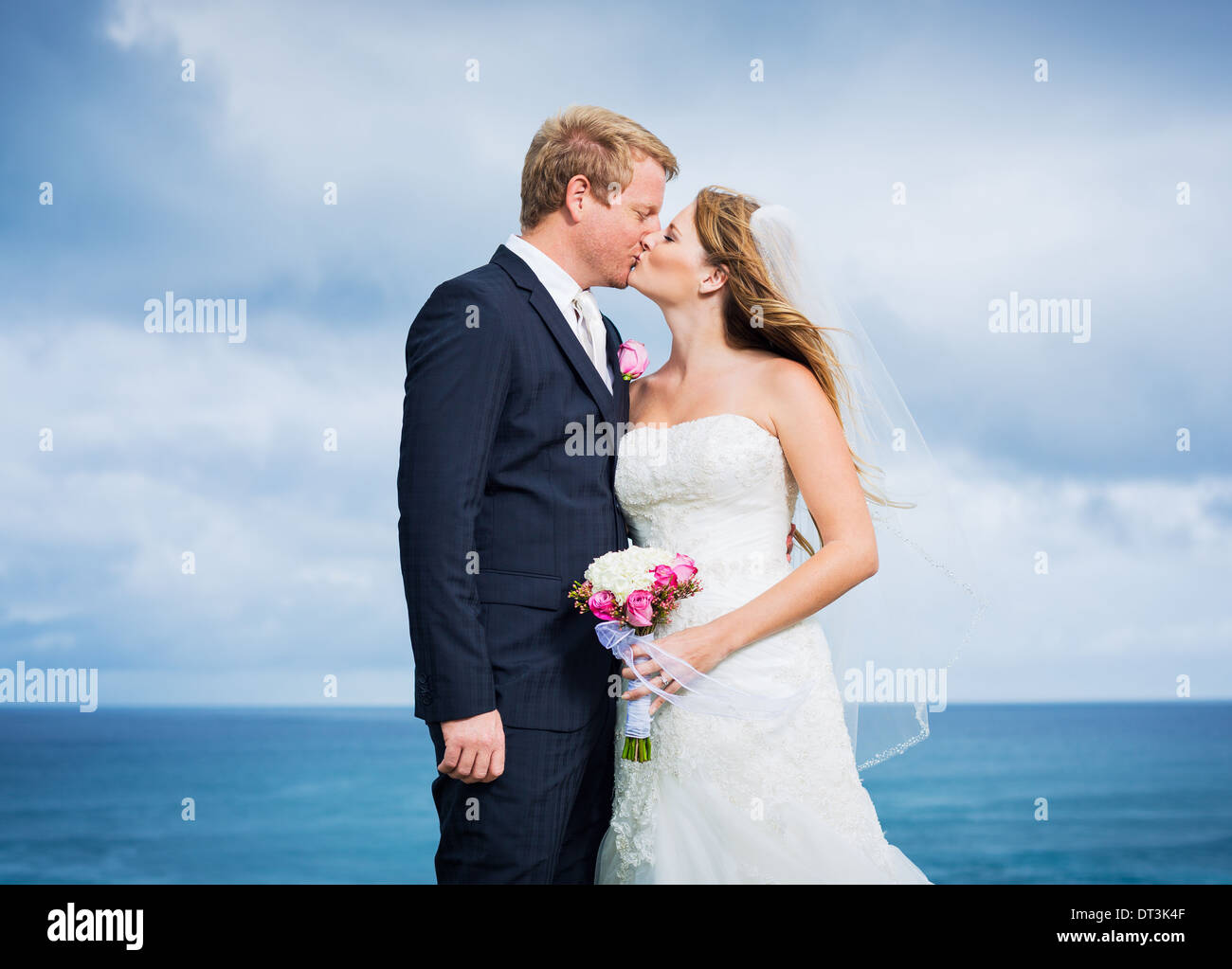 Wedding Couple, Bride and Groom Kissing Stock Photo - Alamy