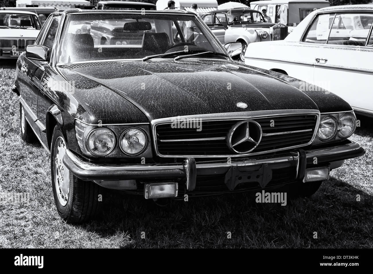 The Two Door Coupe Mercedes Benz C107 560sl Black And White Us