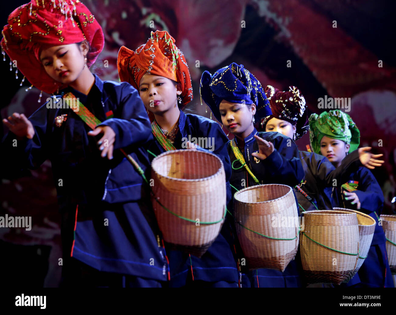 Yangon, Myanmar. 7th February 2014. Pa-Oh ethnic girls perform during the ceremony celebrating the 67th anniversary of Shan State Day in Yangon, Myanmar, Feb. 7, 2014. (Xinhua/U Aung/Alamy Live News) Stock Photo