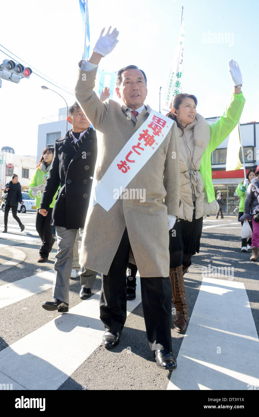 Tokyo, Japan. 5th Feb, 2014. Toshio Tamogami, former chief of staff of Japan's Air Self-Defense Force, waves to voters during a street rally for Tokyo gubernatorial election in Tokyo on Wednesday, February 5, 2014. © AFLO/Alamy Live News Stock Photo