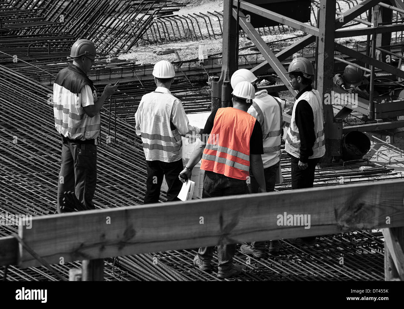 Vorarbeiter in Schutzhelm und Weste mit Ordner von Dokumenten auf der  Baustelle Stockfotografie - Alamy