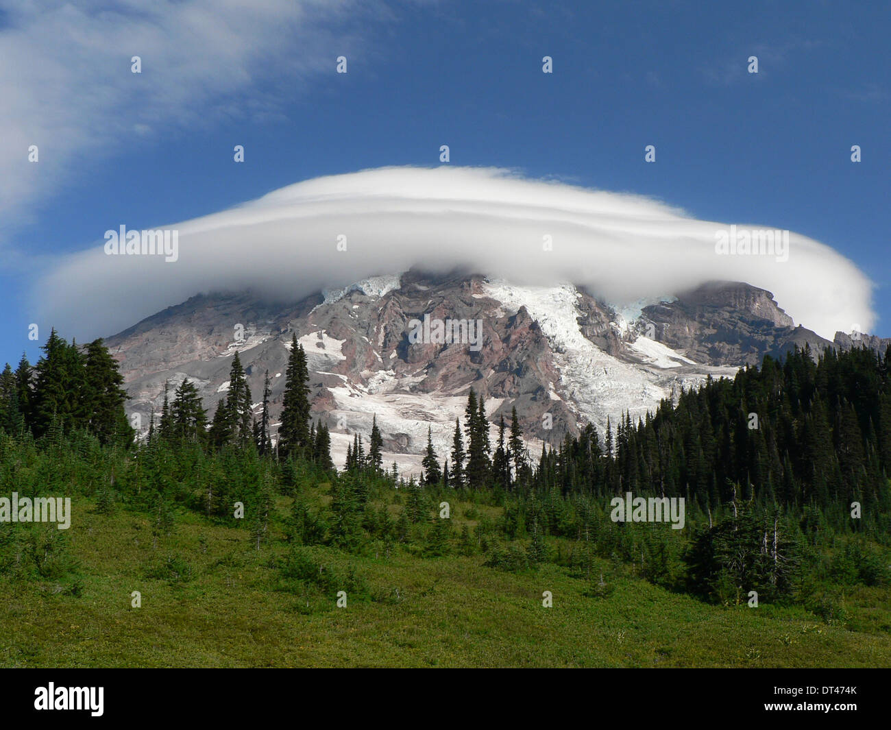 Stationary lens shaped clouds hires stock photography and images Alamy