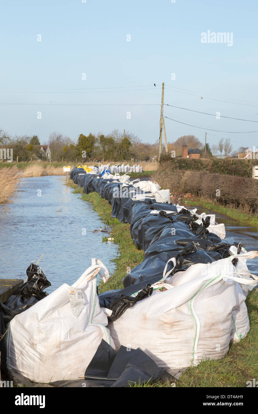 Flood defences at the village of Burrowbridge in Somerset on 8th February 2014. Due to high rainfall, the River Parrett has been unable to cope with the volume of water and has flooded nearby farmland leaving houses underwater. Here sand bags and ballast try to prevent The Riverside road running parallel to the River Parrett from becoming submerged. A severe flood alert remains and some occupants have been told to evacuate. © Nick Cable/Alamy Live News Credit:  Nick Cable/Alamy Live News Stock Photo