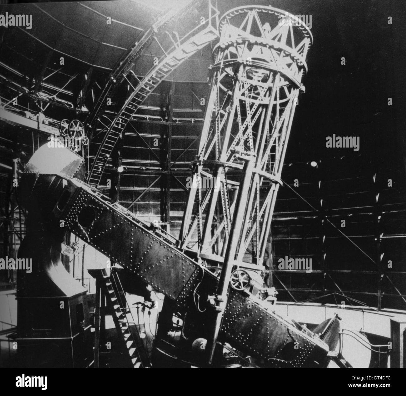 HOOKER TELESCOPE shortly after its completion at the Mount Wilson Observatory in Los Angeles County in 1917 Stock Photo