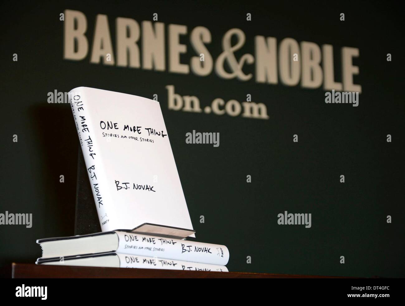 B J Novak Novak Book Signing For One More Thing Hi Res Stock Photography And Images Alamy B J Novak Novak Book Signing For One More Thing Hi Res Stock Photography And Images Alamy