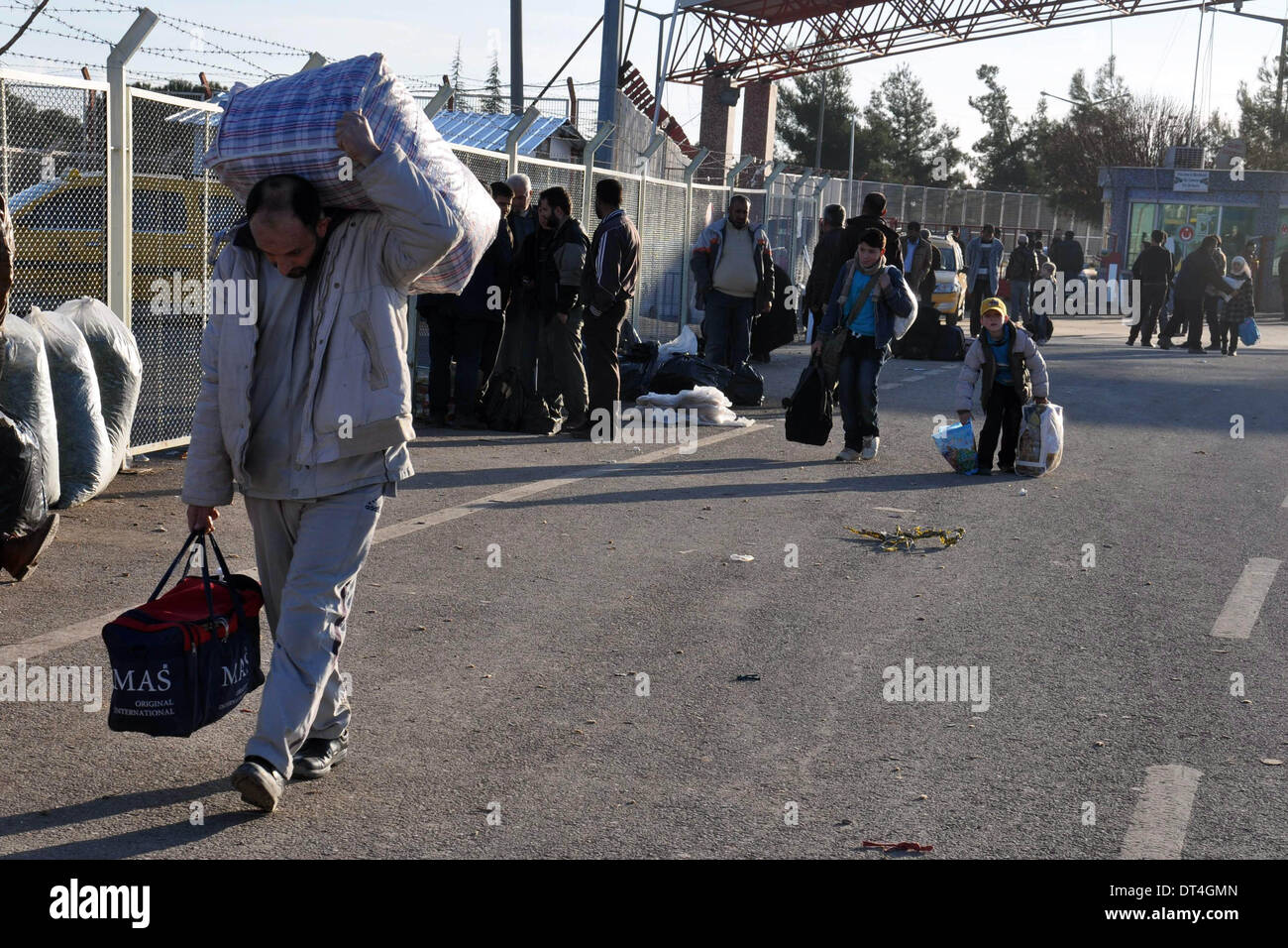 (140208) -- KILIS(TURKEY), Feb. 8, 2014 (Xinhua) -- Photo taken on Feb. 8, 2014 shows Syrian refugees entering Kilis Province, southern Turkey. (Xinhua/Mert Macit) Stock Photo