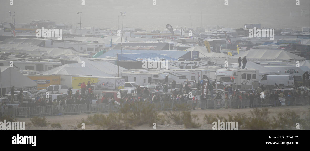 Feb 7, 2014. Johnson Valley CA. USA. Dust fills the area know as Hammer Town during the 2014 King of the Hammers finals Friday. A estimated crowd of 40,000 plus off road fans came out for the event. Photo by Gene Blevins/LA DailyNews/ZumaPress (Credit Image: © Gene Blevins/ZUMAPRESS.com) Stock Photo