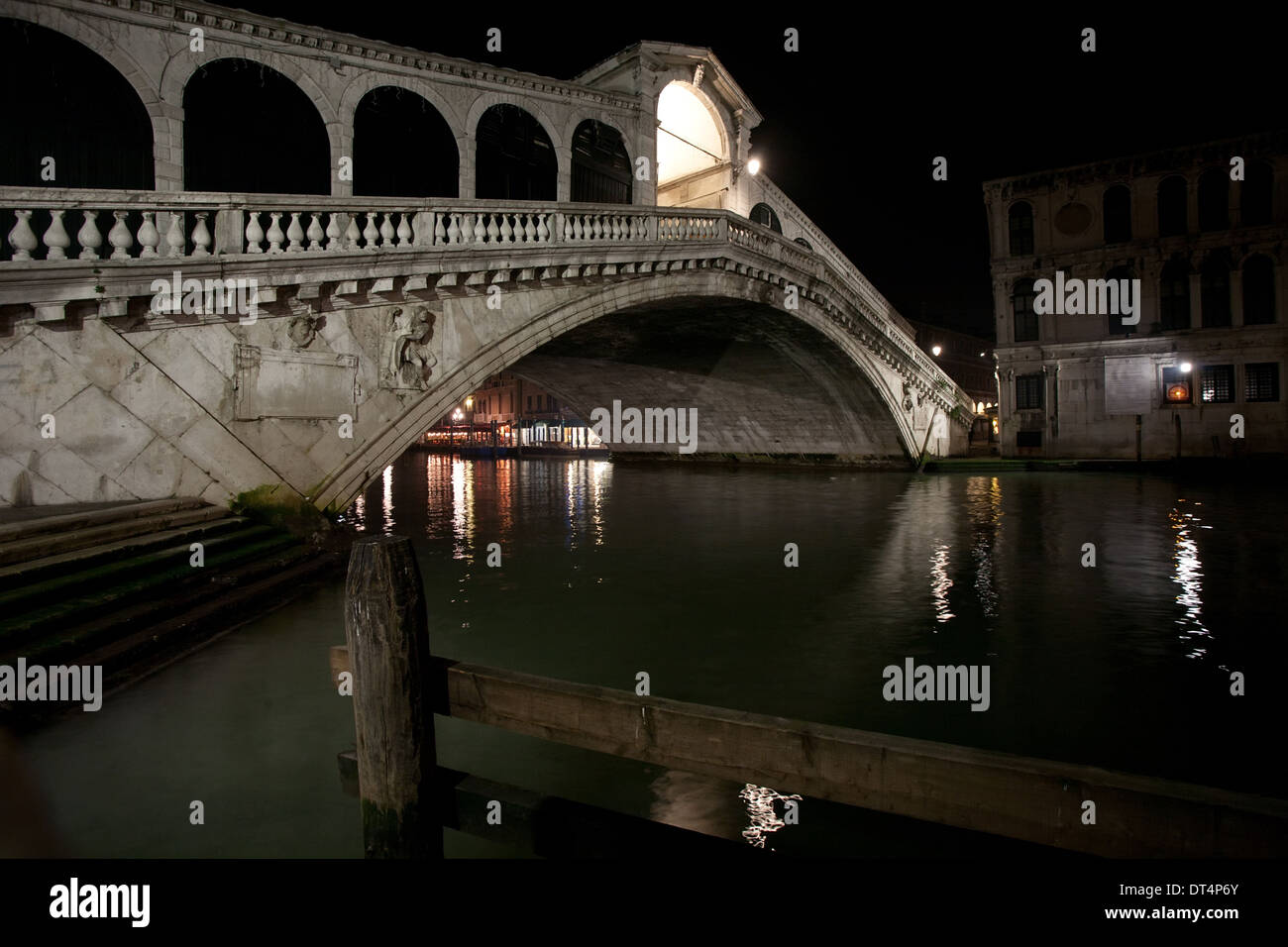 Venice rialto bridge in background hi-res stock photography and images ...