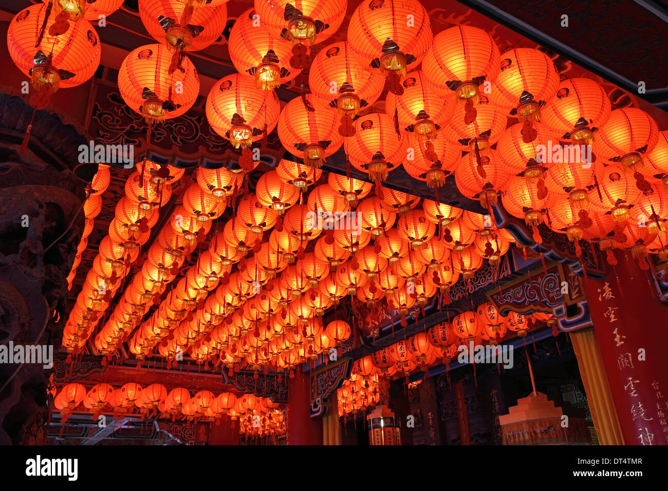 Roof full of red Chinese lanterns in a temple Stock Photo - Alamy