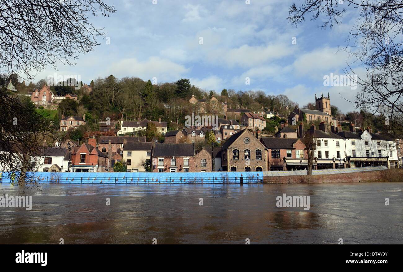 Environment Agency flood barriers protect properties on the Wharfage in ...