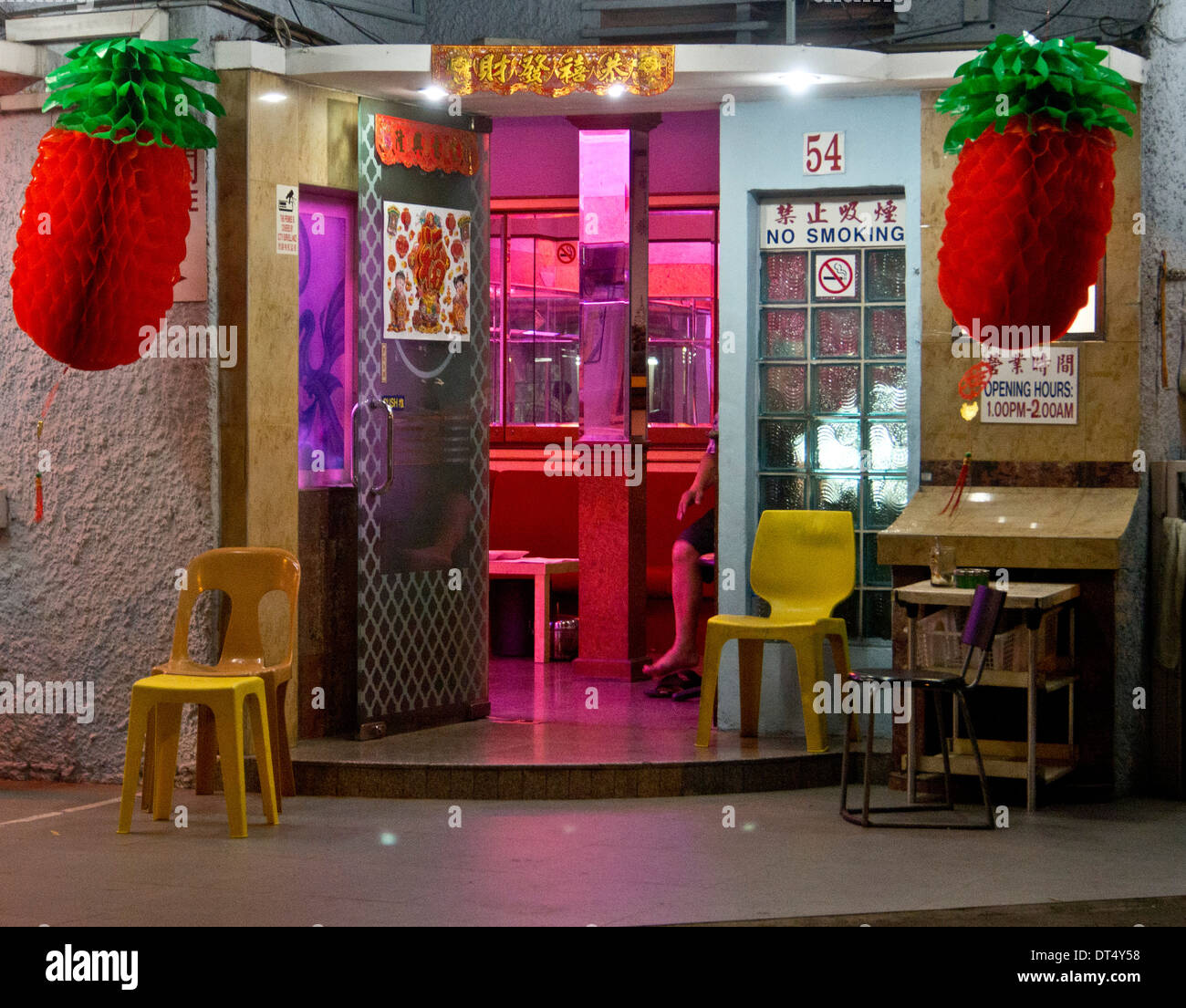 gennemsnit banjo mikrofon Legal brothel in the Geylang red light district in Singapore Stock Photo -  Alamy