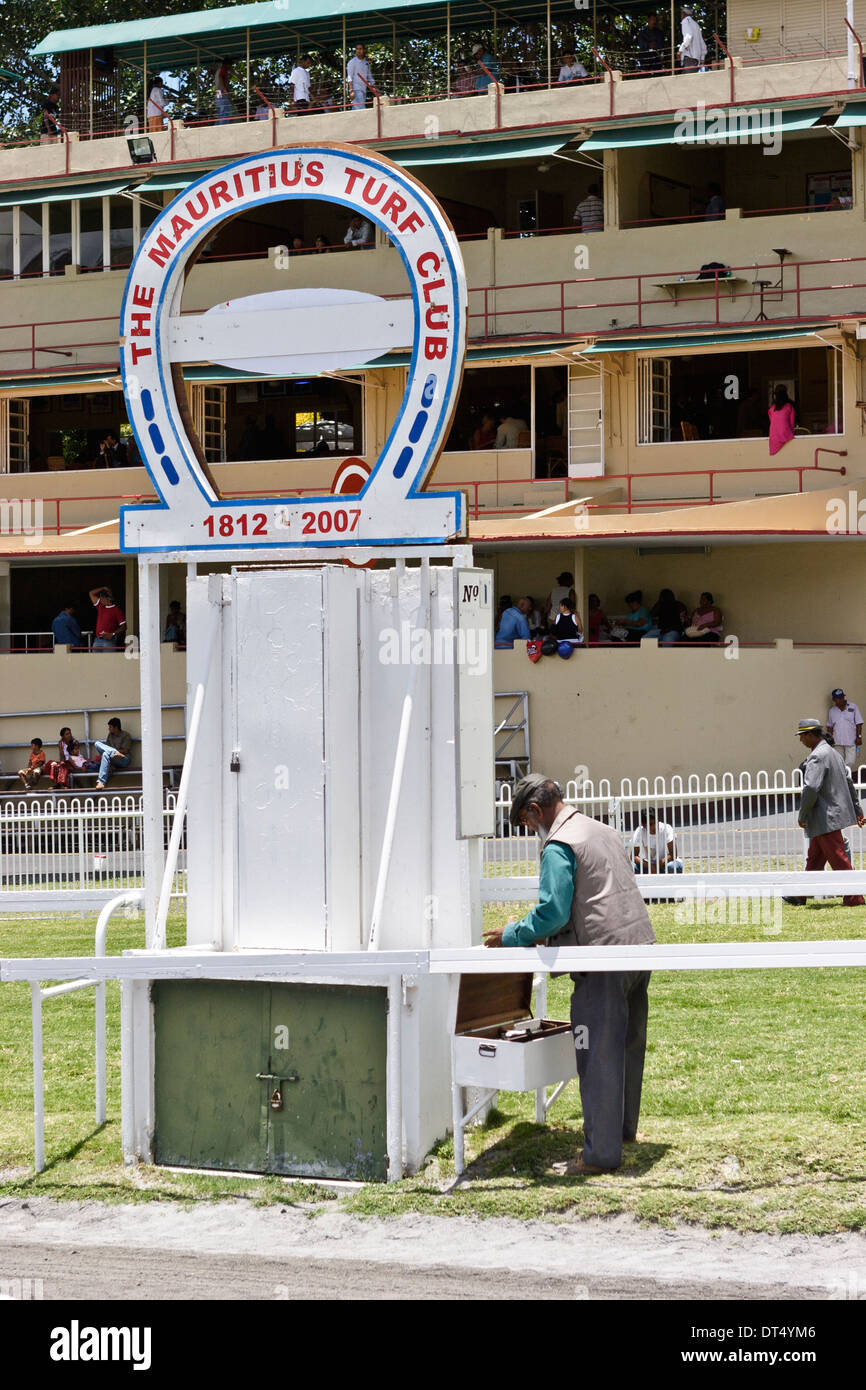 Finish post horse racing hires stock photography and images Alamy