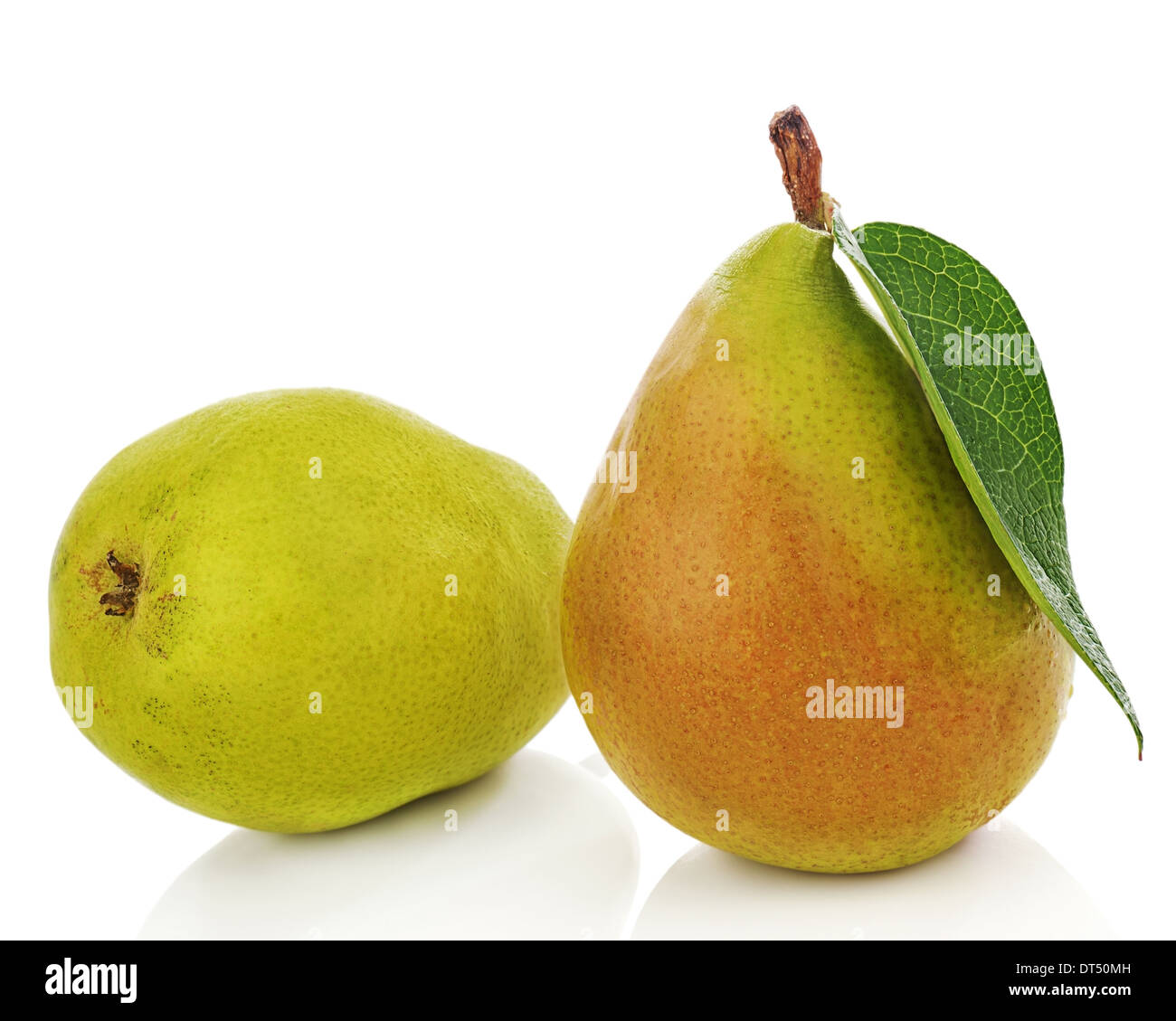 https://c8.alamy.com/comp/DT50MH/pears-with-green-leaves-isolated-on-white-background-closeup-DT50MH.jpg