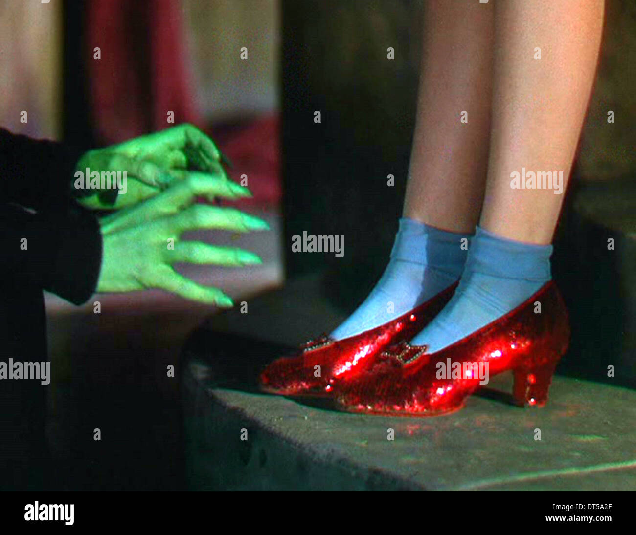 DOROTHYS RUBY SLIPPERS THE WIZARD OF OZ (1939) Stock Photo