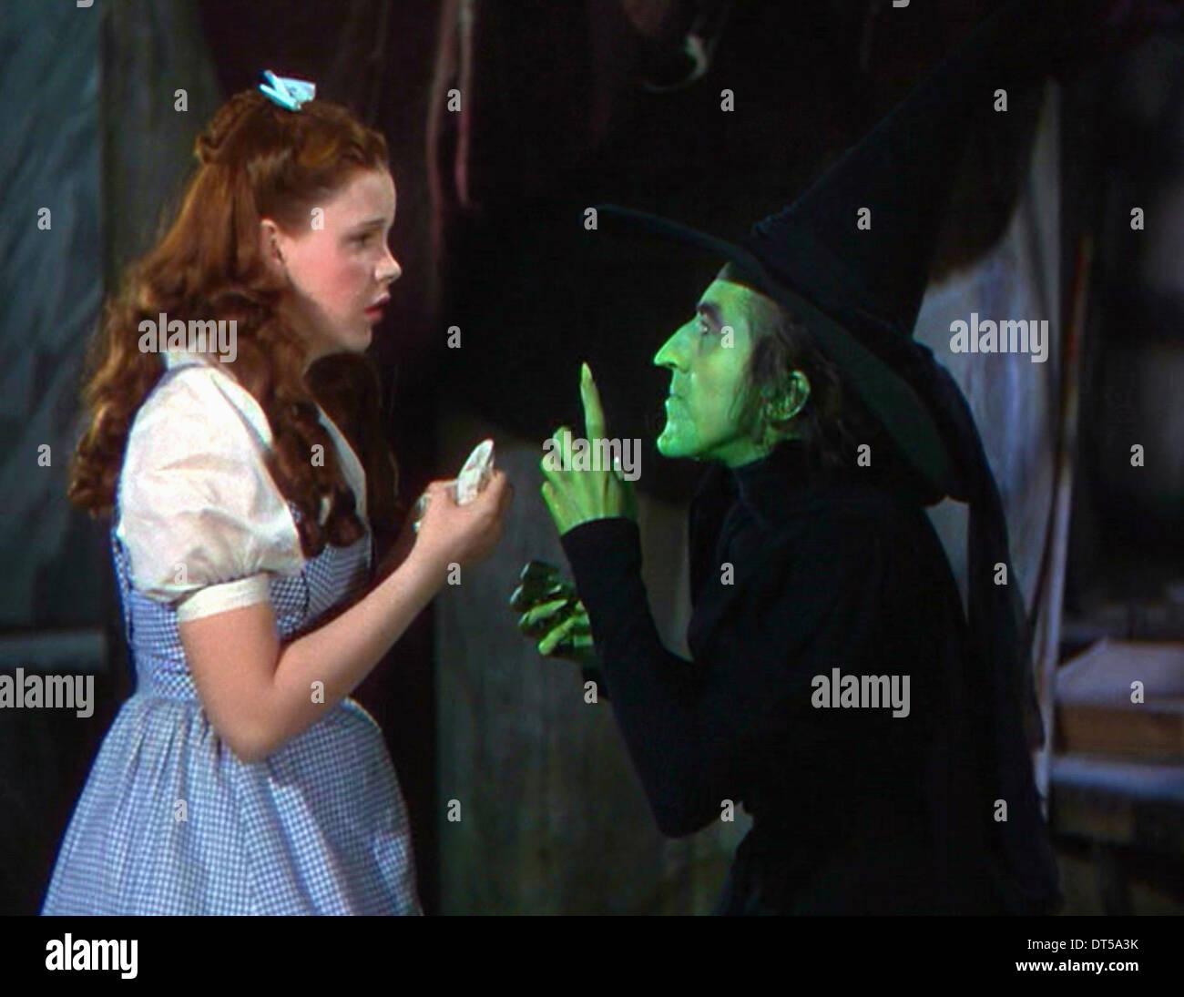 JUDY GARLAND, MARGARET HAMILTON, THE WIZARD OF OZ, 1939 Stock Photo Alamy