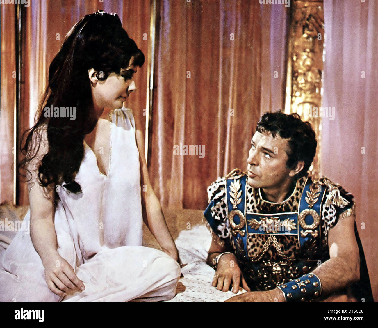 ELIZABETH TAYLOR, RICHARD BURTON, CLEOPATRA, 1963 Stock Photo - Alamy