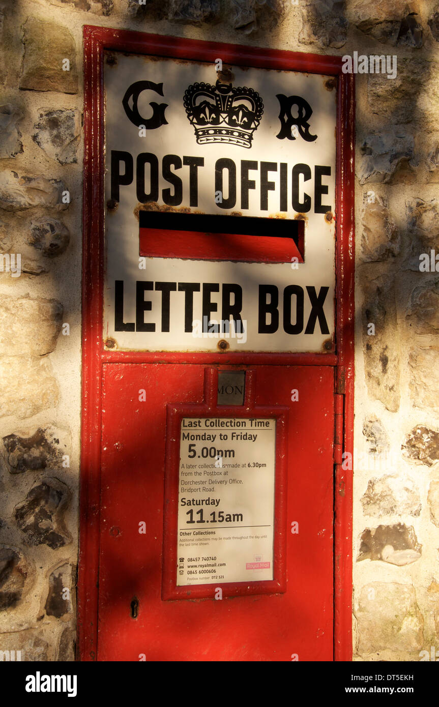 Royal Mail. The Ludlow wallbox. A traditional British wall mounted red letterbox from the reign of George V. In Charminster village, Dorset, England. Stock Photo