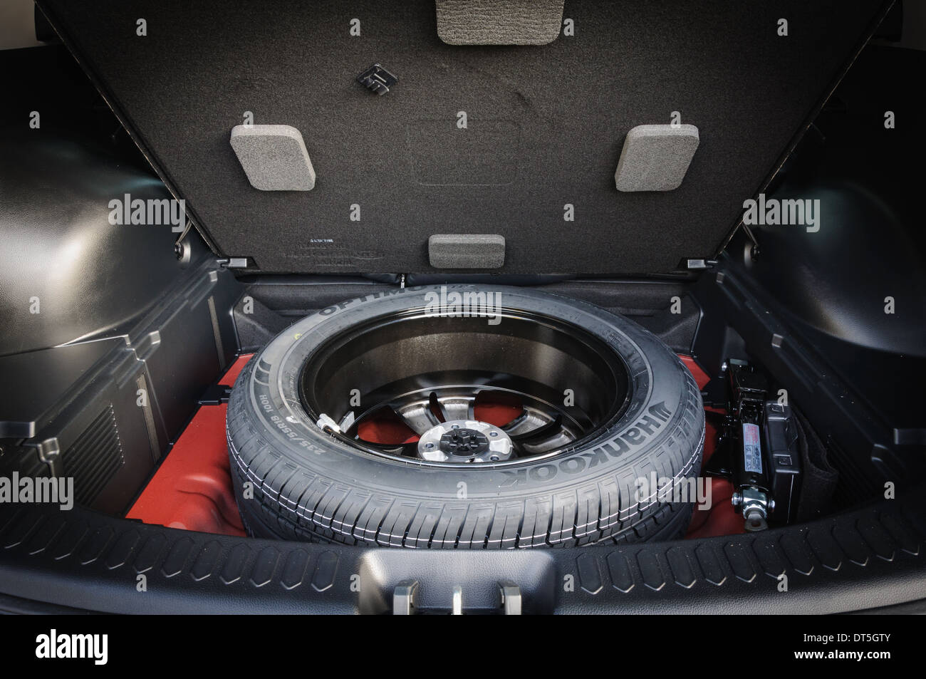 Spare tire on sale changing tools
