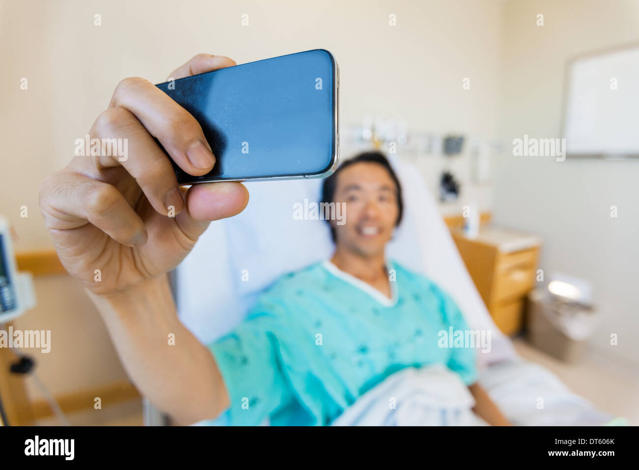 больной человек в постели. лежачий пациент. пожилые люди и лекарства. пациент принимает почитателей. Taking patient.