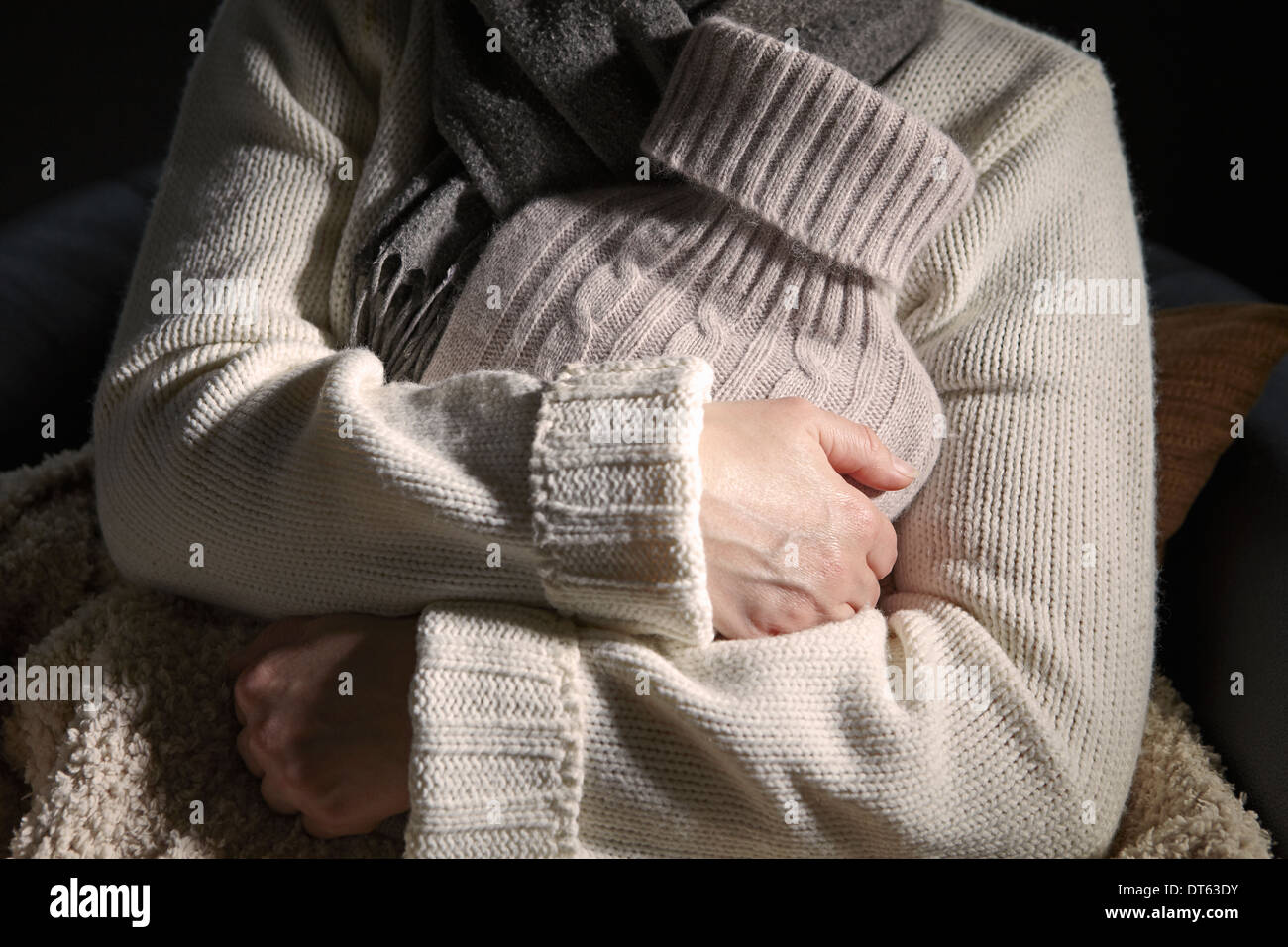 замерзшая девушка. мерзнут плечи руки. мерзнут плечи руки. девушка в шапке на глазах. женская рука на плече.