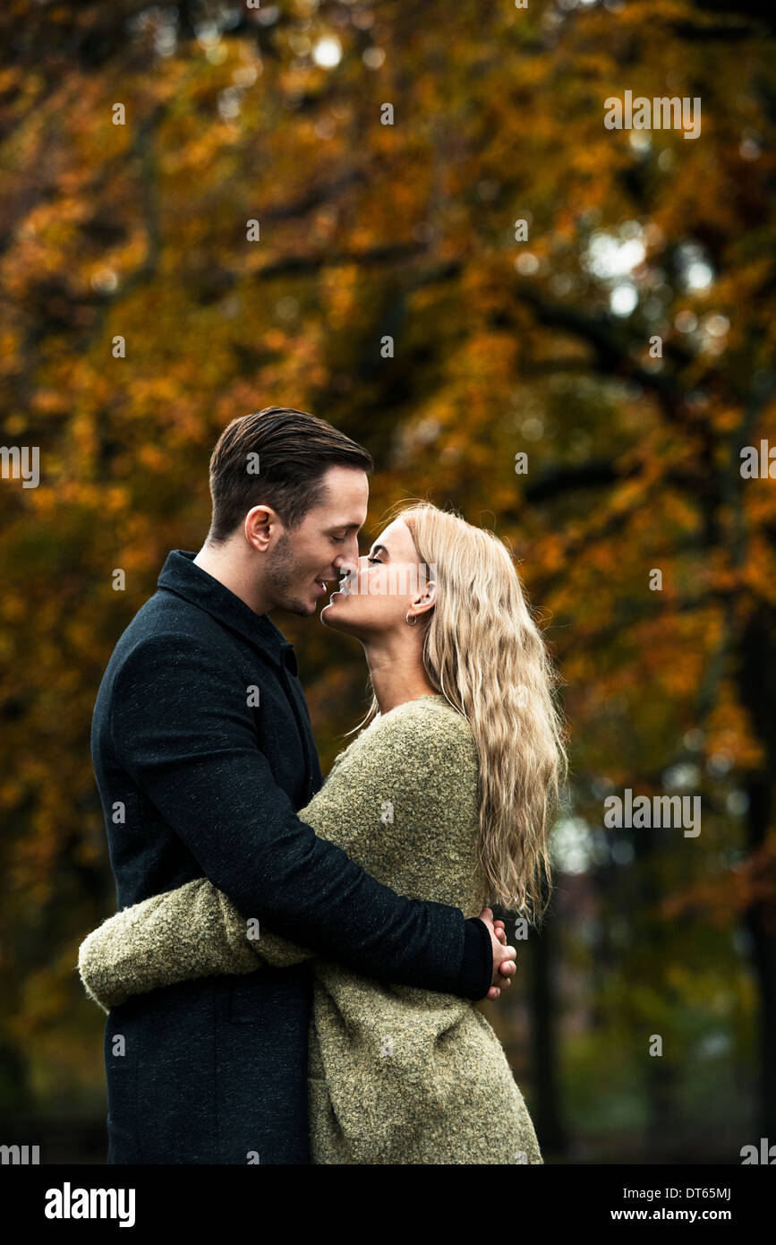 Couple hugging kissing hi-res stock photography and images - Alamy