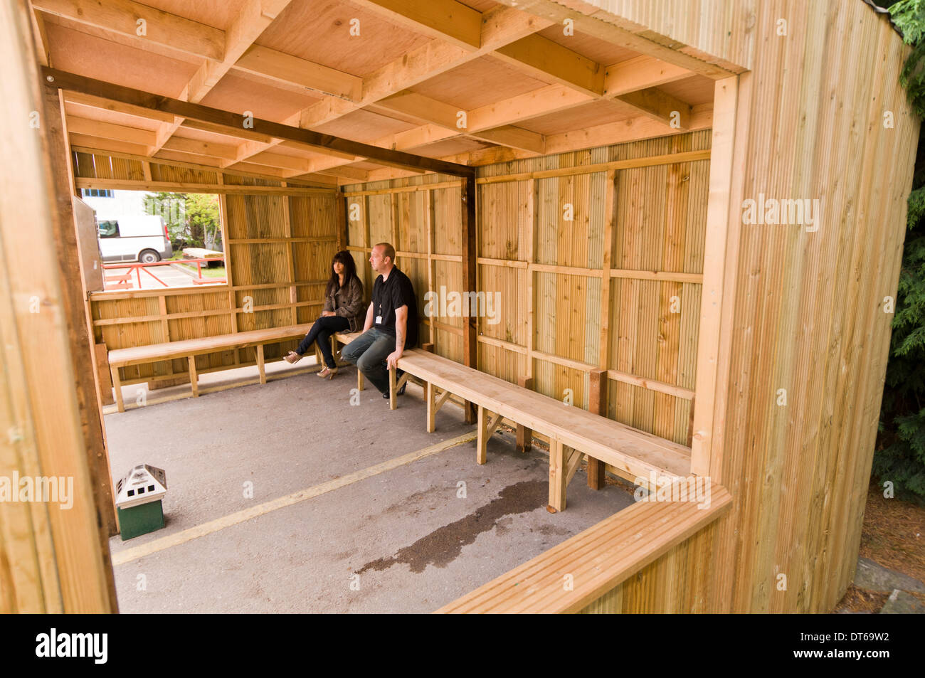 Smoking shelter hi-res stock photography and images - Alamy