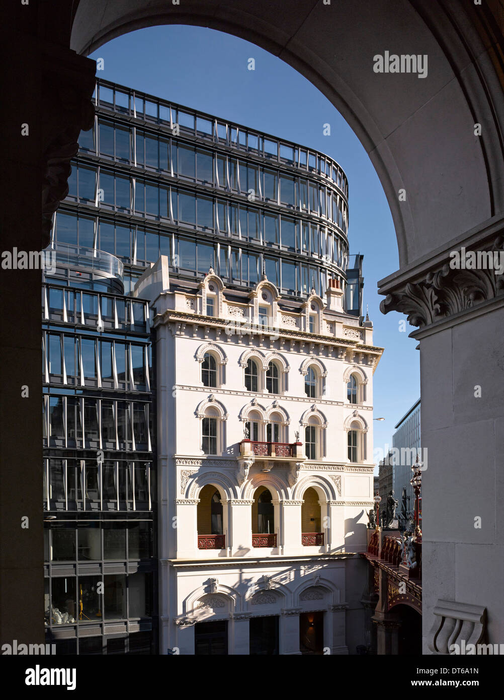 60 London, London, United Kingdom. Architect: Kohn Pedersen Fox Associates (KPF), 2014. Office framed by historic Holborn Viaduc Stock Photo
