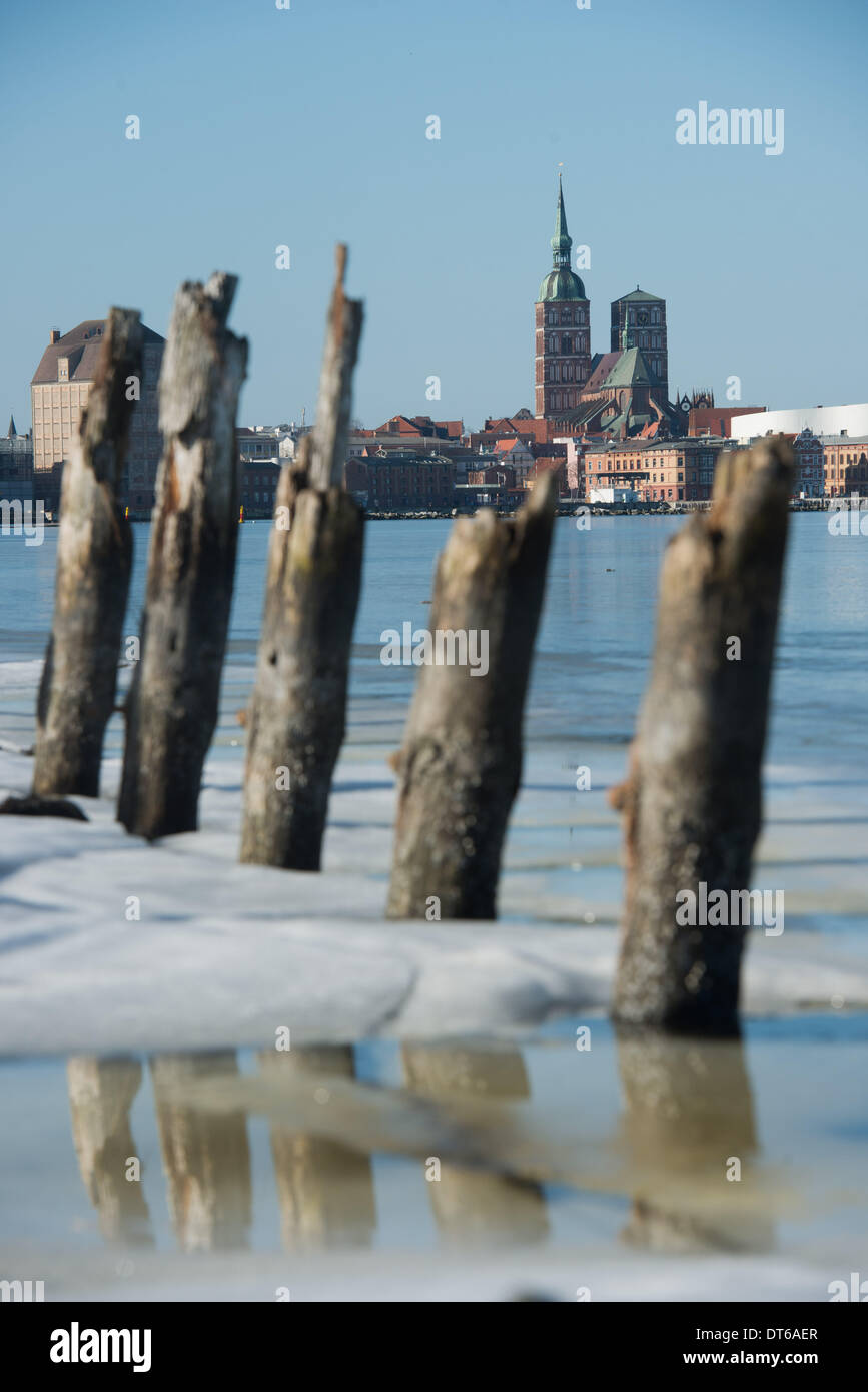 The silhouette of the hanseatic city of Stralsund is seen through groynes at the port of Stralsund, Germany, 10 February 2014. Stralsund's old town, which features many historic bulding such Saint James's Church (L-R), the stores at the harbor and St. Nicholas Church, is honoured as a UNESCO World Heritage. Photo: Stefan Sauer/ZB Stock Photo