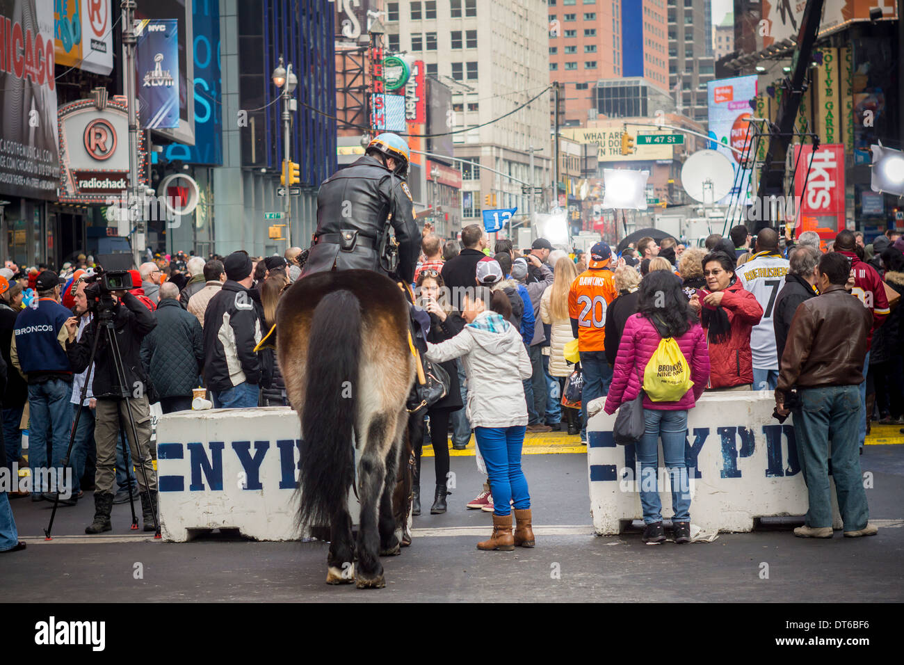 A mounted NYPD officer entertains tourists in Times Square in New York ...