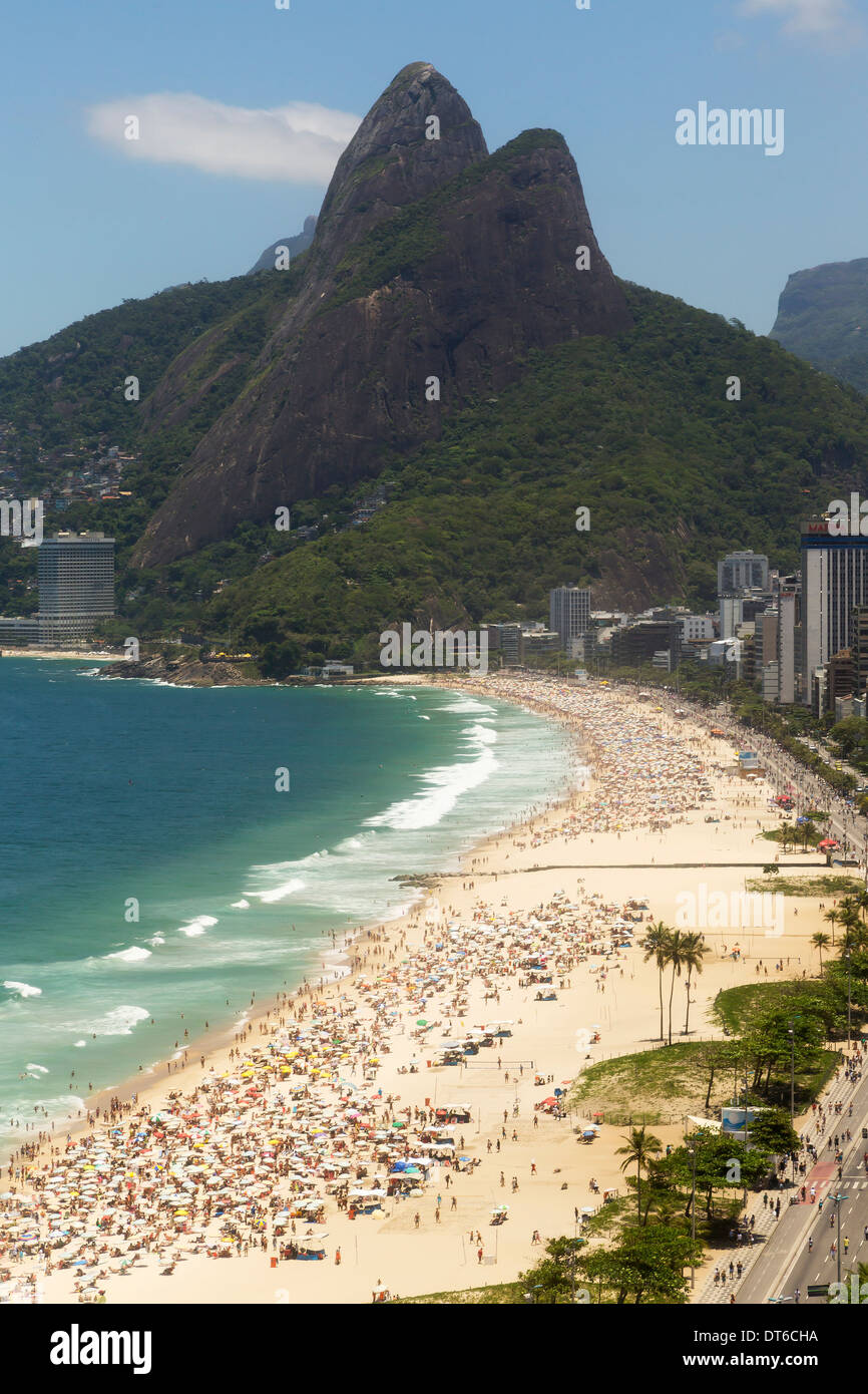 Holiday makers on Ipanema beach, Rio De Janeiro, Brazil Stock Photo
