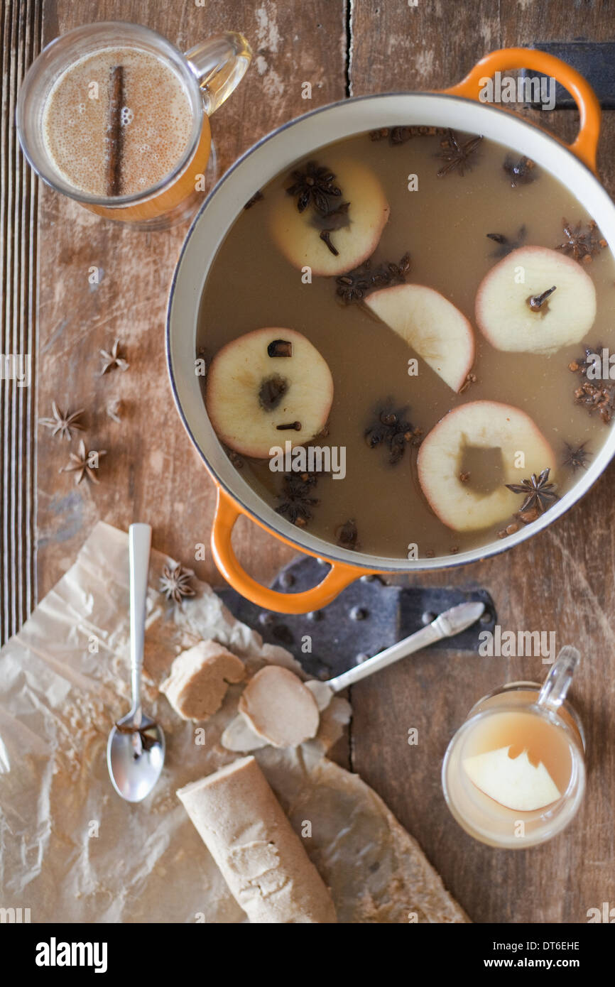 https://c8.alamy.com/comp/DT6EHE/overhead-view-kitchen-table-a-large-cooking-pan-sliced-cored-apples-DT6EHE.jpg
