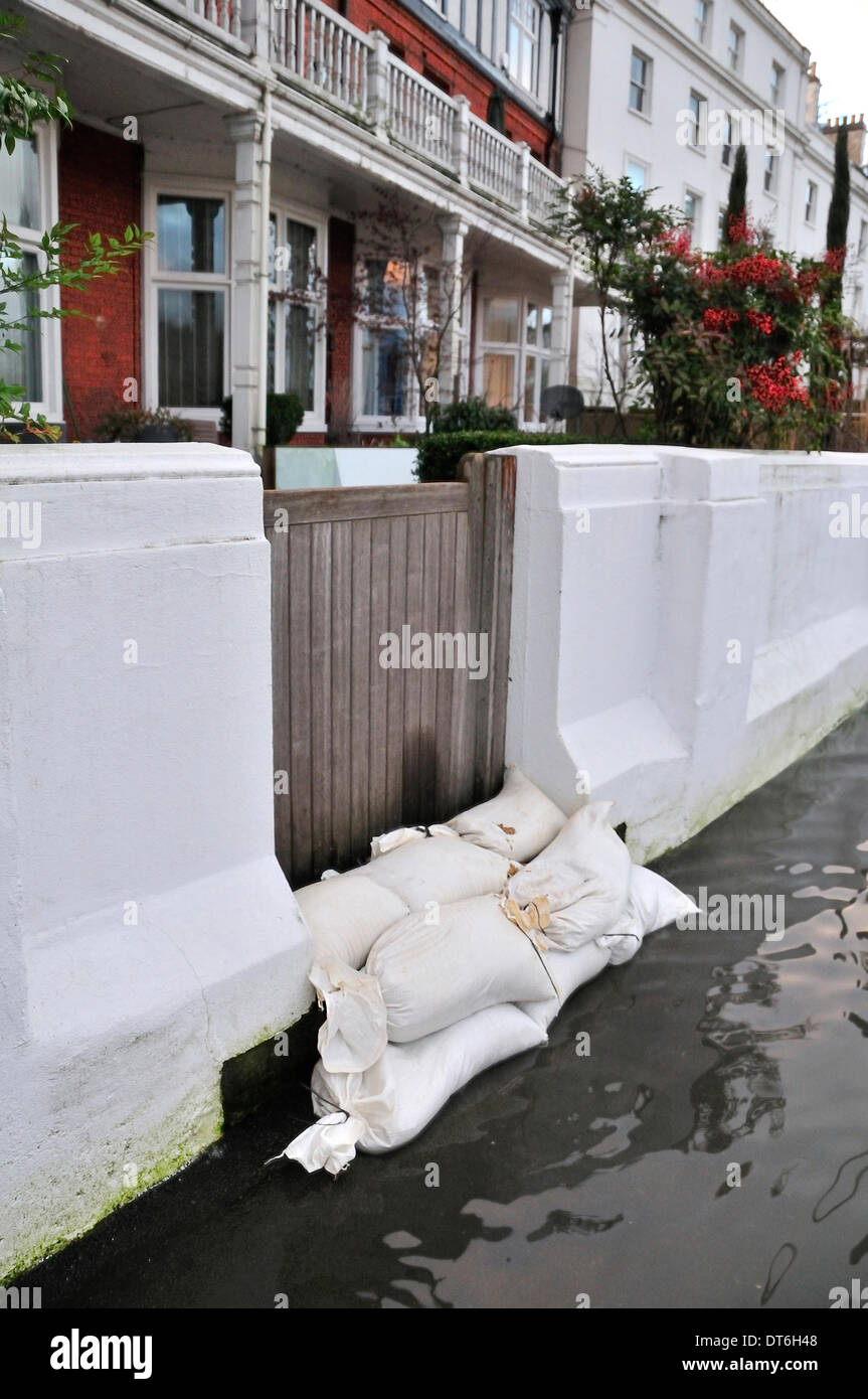Henley-on-Thames, Oxfordshire, UK. 10th Feb, 2014. The River Thames has burst its banks and sandbags protect properties on Thameside in the town.  With more rain expected the river could rise  further at the end of the week. Credit:  Wendy Johnson/Alamy Live News Stock Photo