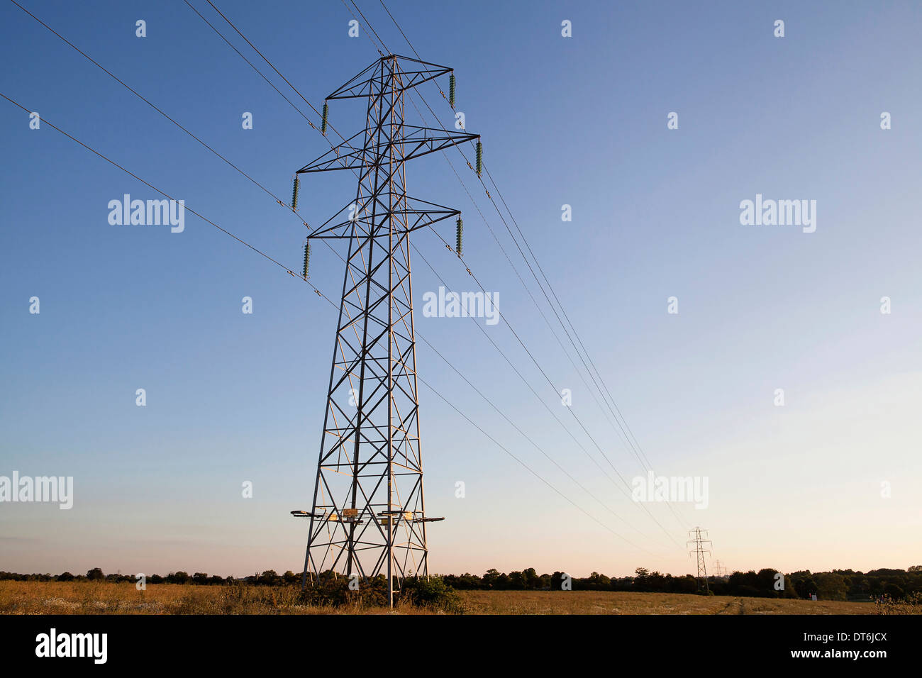 energy-power-electricity-pylons-and-overhead-cables-in-the-hampshire