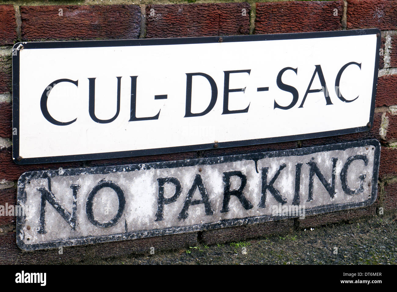 A Cul-De-Sac and No Parking sign. Stock Photo