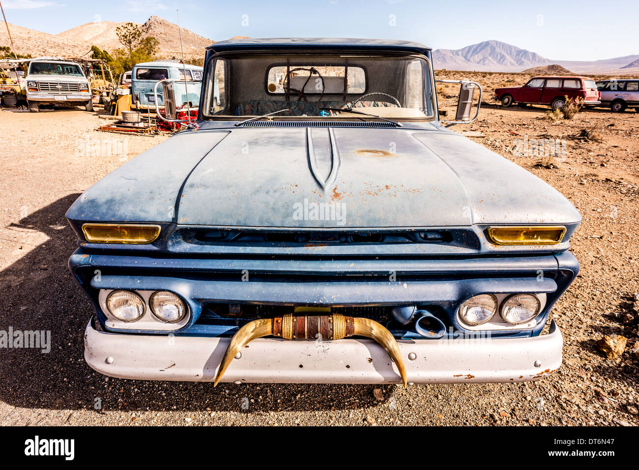 Old abandoned vintage car in the desert Stock Photo - Alamy