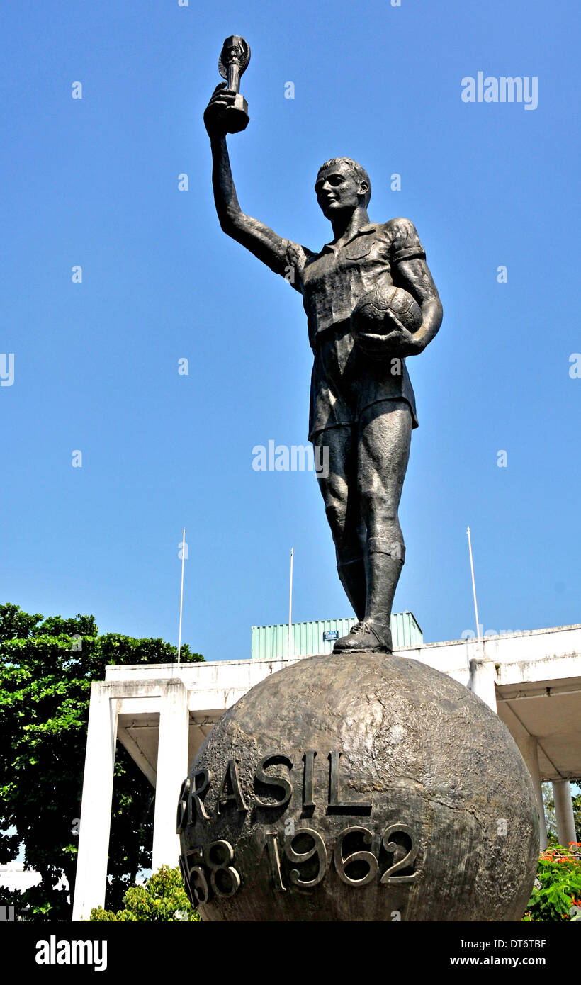 statue of Hilderaldo Bellini the captain of Brazil's team winner of the world cup 1958 and 1962 Maracana stadium Rio de Janeiro, Brazil Stock Photo