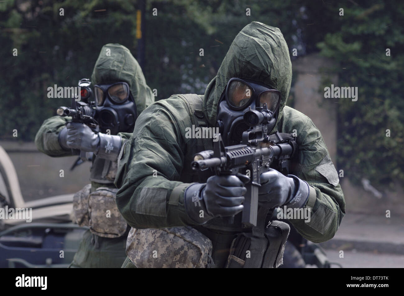 ARMED SOLDIERS WITH GAS MASKS 28 WEEKS LATER... (2007 Stock Photo - Alamy