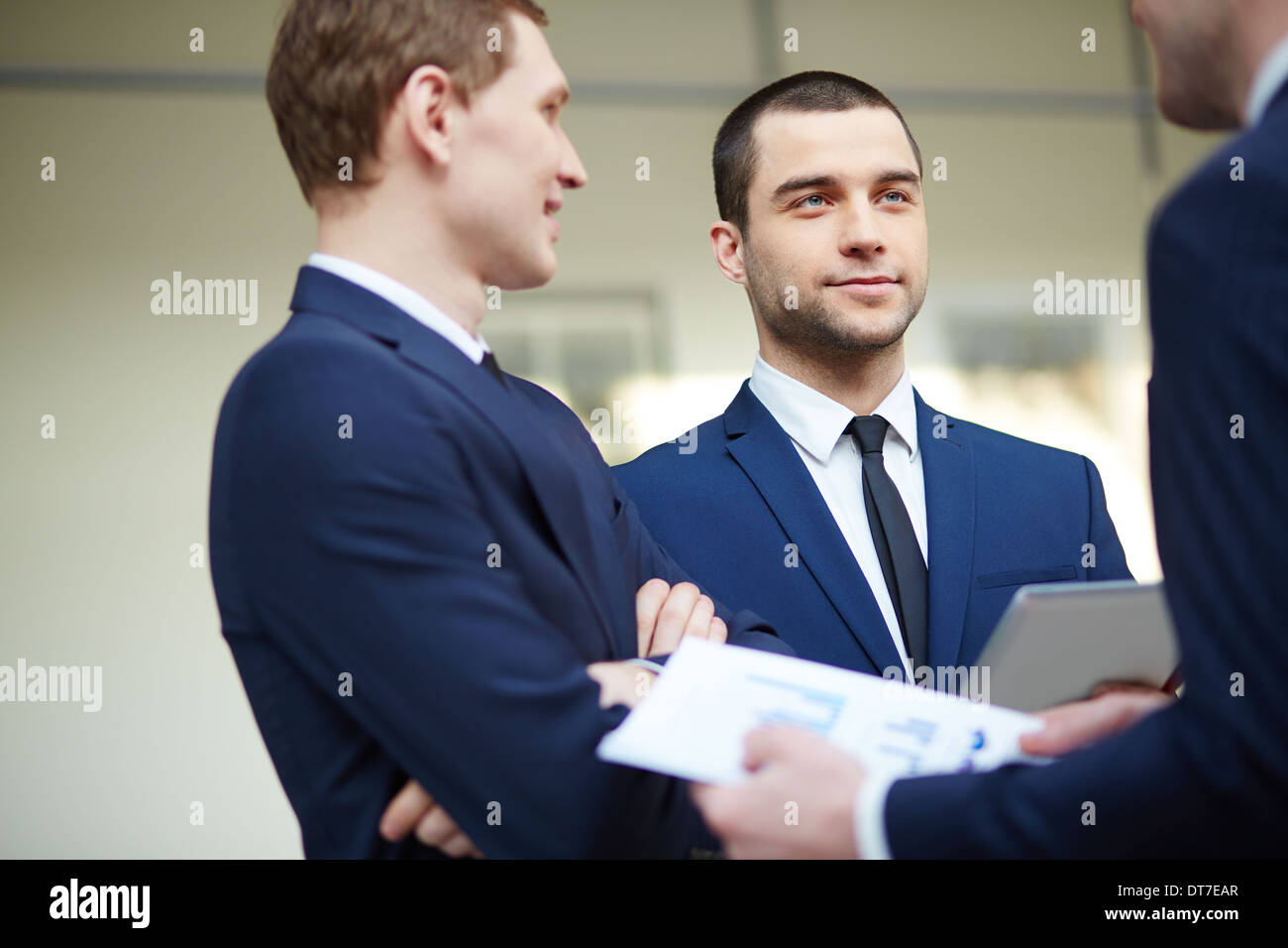 люди сплетничают. слухи в коллективе. три человека обсуждают. люди сплетничают. обсудим мужиков.