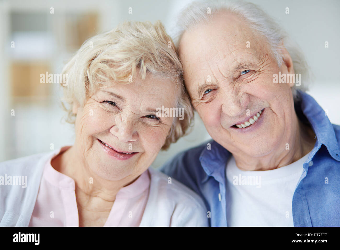 Joyful couple smiles camera hi-res stock photography and images - Alamy