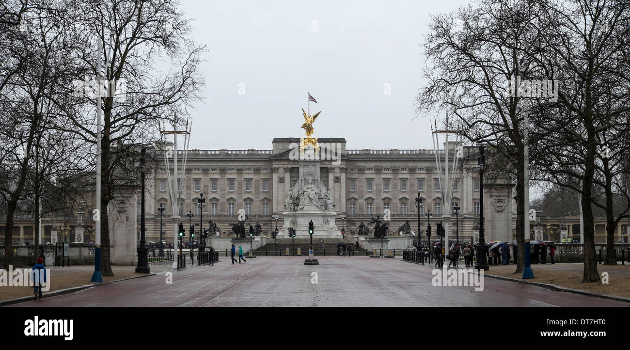 Buckingham Palace viewed from the centre of The Mall which is traffic free. Stock Photo