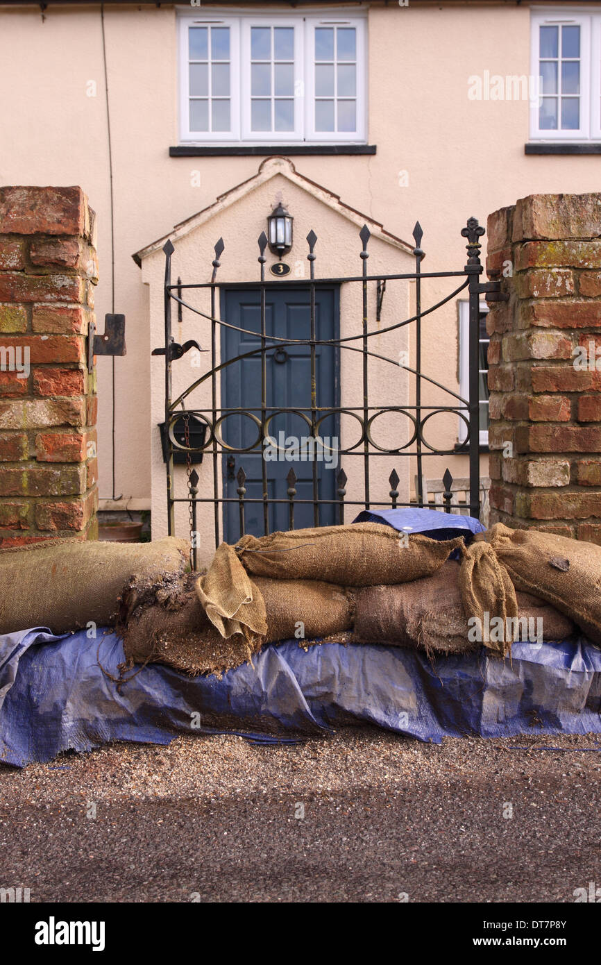 Burrowbridge, Somerset Levels, UK – 11th February 2014. Flood protection at Burrowbridge a house beside the River Parrett with a sandag defence already in place. Stock Photo