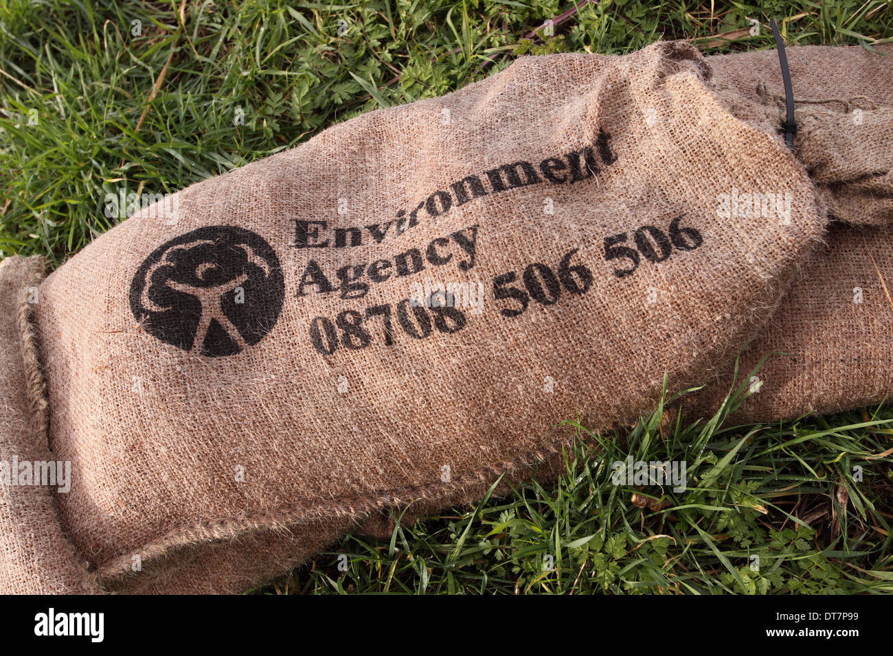 Burrowbridge, Somerset Levels, UK – 11th February 2014. Environment Agency supplied sandbags beside the River Parrett at Burrowbridge. Stock Photo