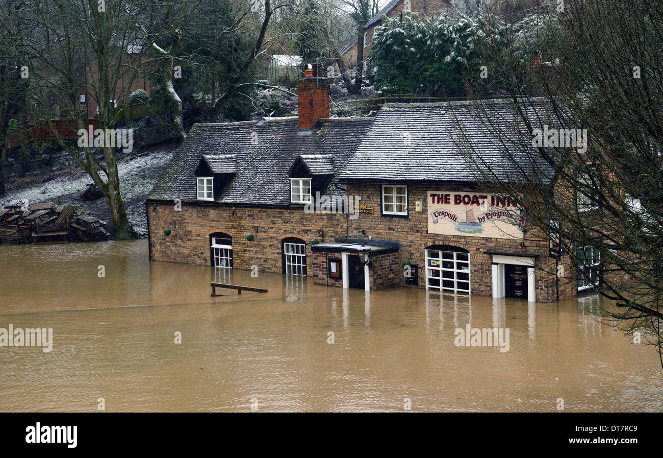 Ironbridge, Shropshire, UK. 11th February 2014. The Boat Inn Public House at Jackfield near Ironbridge flooded by the  River Severn and with coating of snow on the roof.  Credit:  Sam Bagnall/Alamy Live News Stock Photo