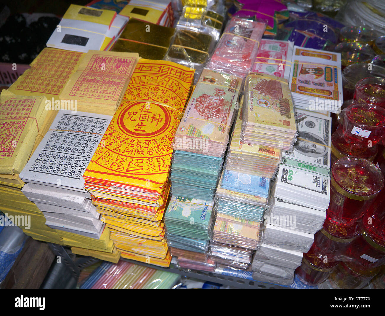 Gioco monopolistico con soldi falsi e reali, gioco da tavolo di economia  con banconote in dollari reali Foto stock - Alamy
