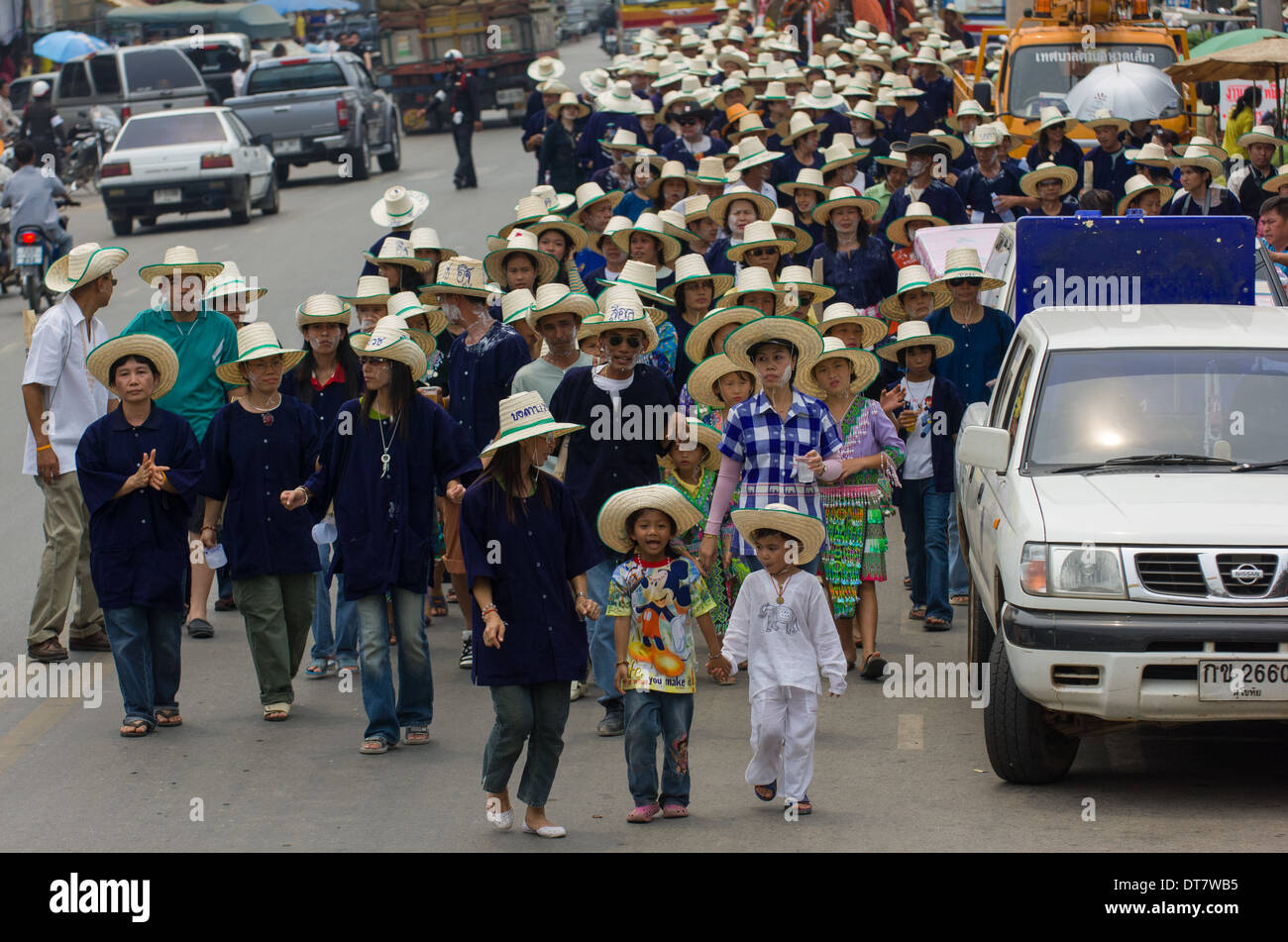 Family members in procession to Wat Hat Siao, Elephant Back Ordination Ceremony (Buat Chang), Si Sachanalai, Sukhothai, Thailand Stock Photo