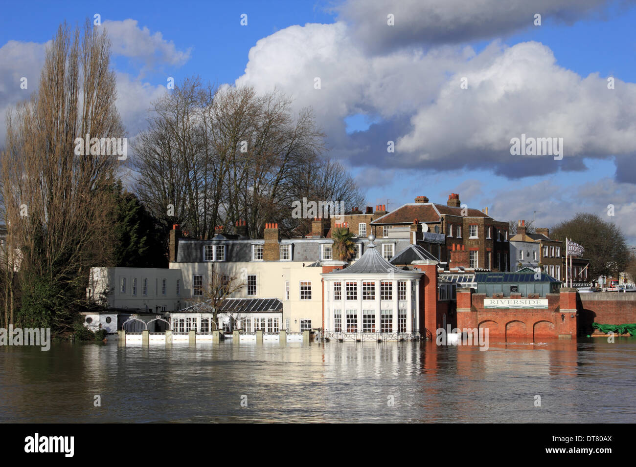 Hampton Court, Greater London, England, UK. 10th February 2014. After the exceptional levels of rainfall across the UK, the river Thames is rising under Hampton Court Bridge and the Mitre Hotel and Riverside Restuarant are looking increasing vulnerable to flooding. Credit:  Julia Gavin/Alamy Live News Stock Photo