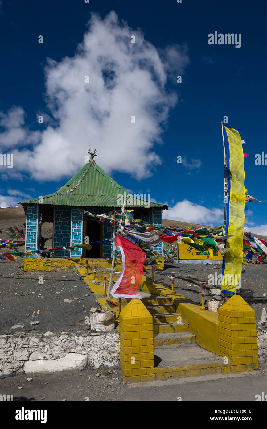 Small shrine and prayer flags marking the 5,328 metre (17,480 ft) Taglang La pass on the Leh-Manali Highway, (Ladakh) Jammu & Kashmir, India Stock Photo