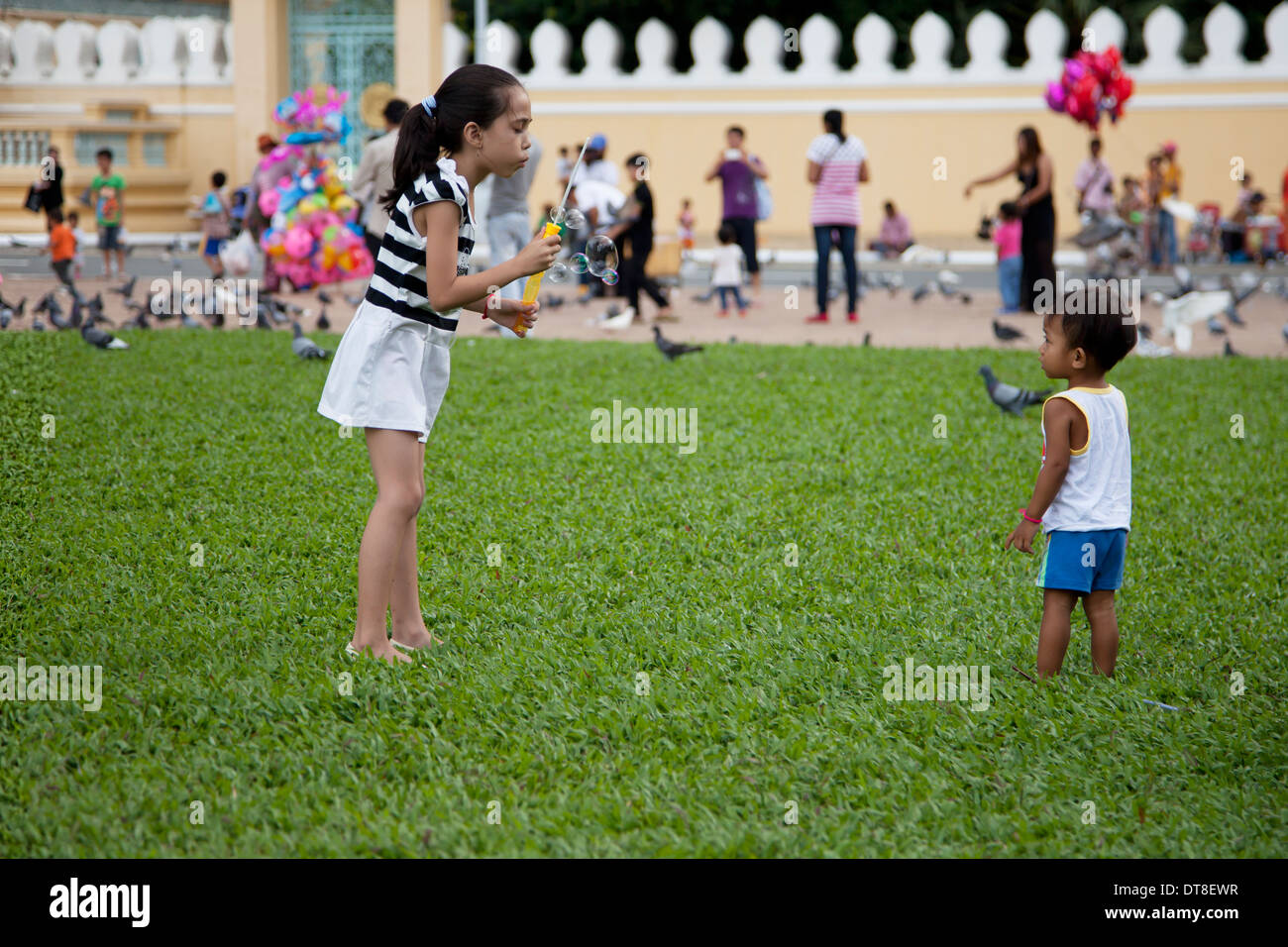 Cambodia phnom penh children playing hi-res stock photography and ...