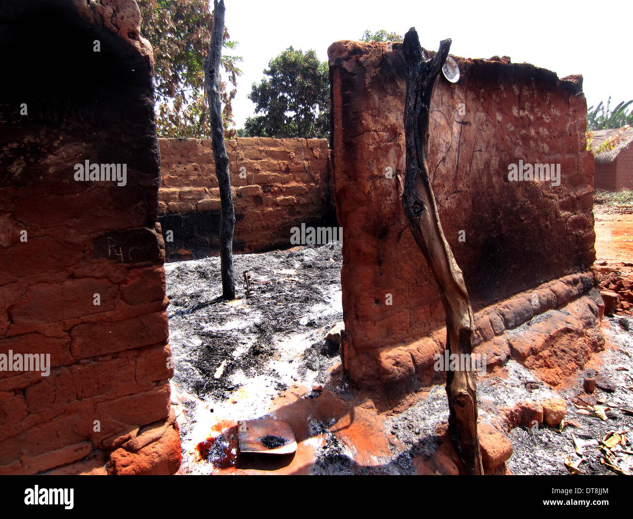 HANDOUT - An Amnesty International handout photo dated 30 January 2014 shows a house in Peulh neighborhood in Bossemptele that was attacked and burned by anti-balaka forces in January, Central African Republic. Photo: AMNESTY INTERNATIONAL / AHNDOUT/EDITORIAL USE ONLY/MANDATORY CREDIT/NO SALES Stock Photo